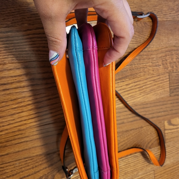 Danier cross body - Picture 3 of 5